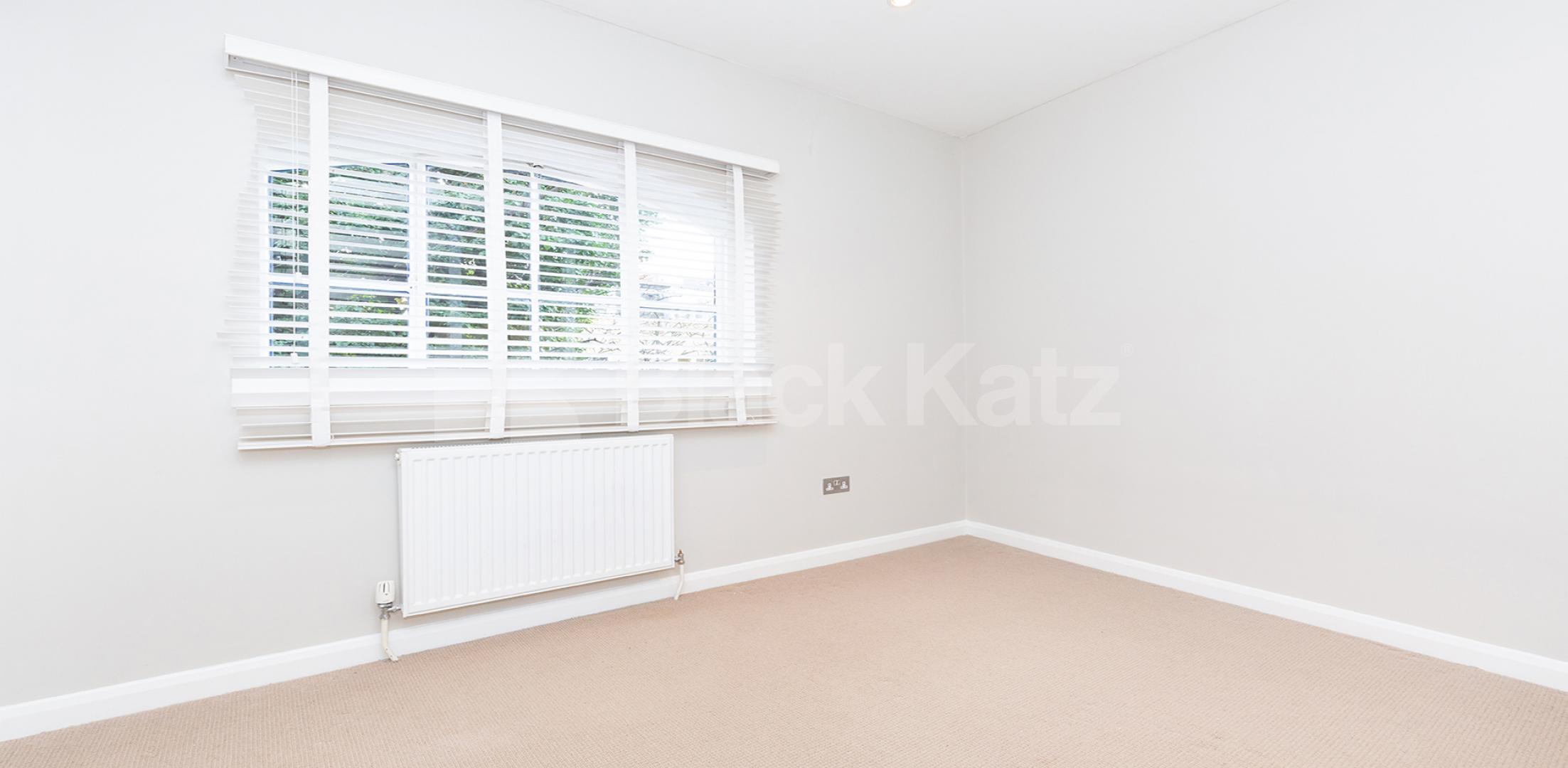 			3 BEDROOM MEWS HOUSE, 3 Bedroom, 1 bath, 1 reception Mews House			 Dove Road, CANONBURY 